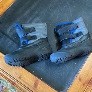 Snow boots size C 10